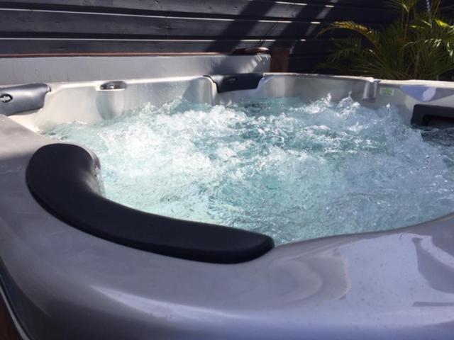 Nicole Residence Avec Piscine Chauffee & Jacuzzi Saint-André Dış mekan fotoğraf
