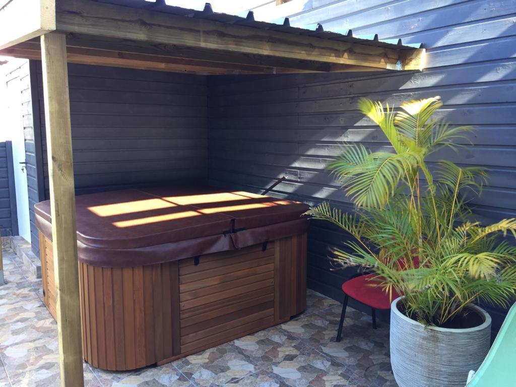 Nicole Residence Avec Piscine Chauffee & Jacuzzi Saint-André Dış mekan fotoğraf
